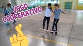 Jogos Cooperativos na Educação Física Escolar - Equilíbrio e transporte do bastão com um pé só